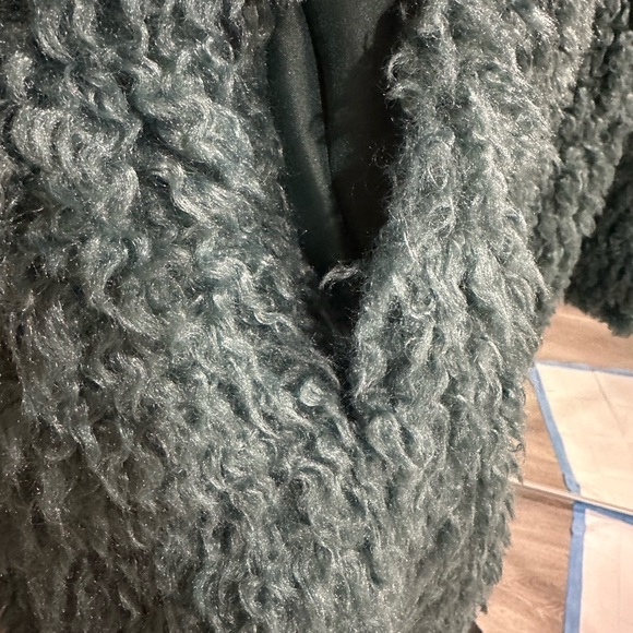 BCBG faux Fur coat, only worn once - Picture 7 of 10